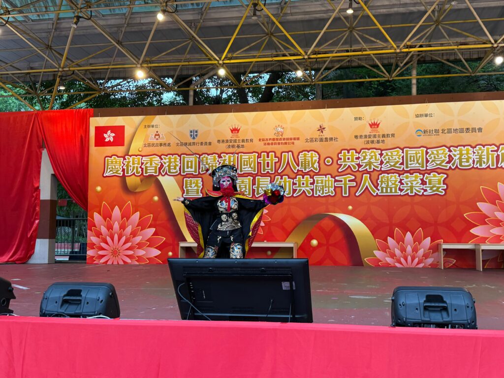 在香港這座城市,藝術與文化每天都在碰撞、交融,但要在眾多表演者中脫穎而出,絕非易事。今天要介紹的這位人物,不但在武術界打下一片天,更將中國傳統的川劇變臉,融合魔術與武術,創造出別具一格的嶄新表演形式,她就是何詠妍師傅,一位真正讓觀眾「睇到目定口呆」的美女變臉大師。