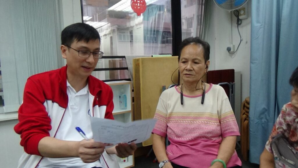 在香港這座繁忙的城市裡，有人選擇默默耕耘，把一間間教會變成社區的祝福之地。他不追求標榜成就，也不強調人數和規模，而是堅持一個理念——讓信仰落地，讓愛有形，讓每個人都可以「動起來」。這，就是Angus Fung的故事。