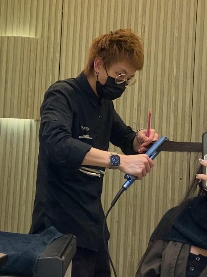 Rick 說他從小就喜歡「靚」,尤其是頭髮。「我小學時已經開始 GEL 頭,因為我發現漂亮的髮型可以令我開心,自信,甚至讓人看見我不一樣的氣場。」這樣的喜好,從來不是一時興起。Rick 記得自己從小學升上初中時,對髮型的要求越來越高,不再滿足於家長帶他去的快剪店,他開始主動尋找髮型師,只為剪一個「真正屬於自己」的髮型。