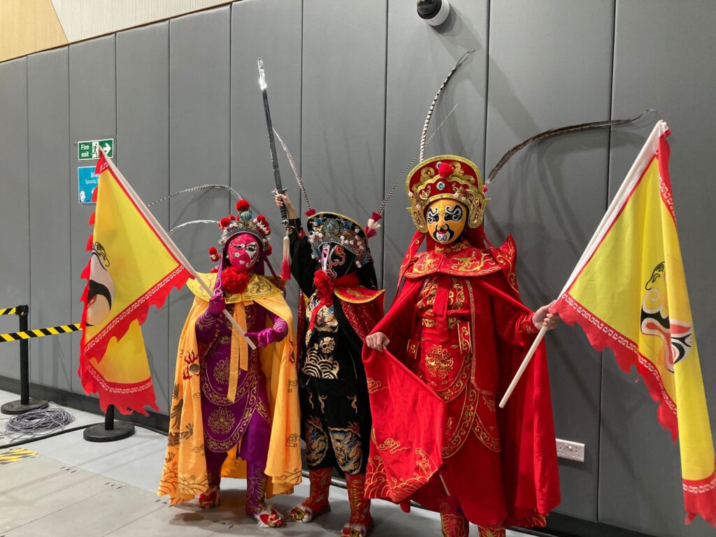 在香港這座城市,藝術與文化每天都在碰撞、交融,但要在眾多表演者中脫穎而出,絕非易事。今天要介紹的這位人物,不但在武術界打下一片天,更將中國傳統的川劇變臉,融合魔術與武術,創造出別具一格的嶄新表演形式,她就是何詠妍師傅,一位真正讓觀眾「睇到目定口呆」的美女變臉大師。
