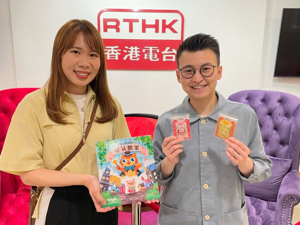 初次見到鄭琪琪(Kiki),她帶著孩子般的溫柔語氣,眼神卻閃爍著對創作的堅定。這位插畫師,創作了引人共鳴的繪本,《勇氣糖果》的故事,好像是一顆溫柔卻堅定的糖果,慢慢地溶進孩子與大人的心中。