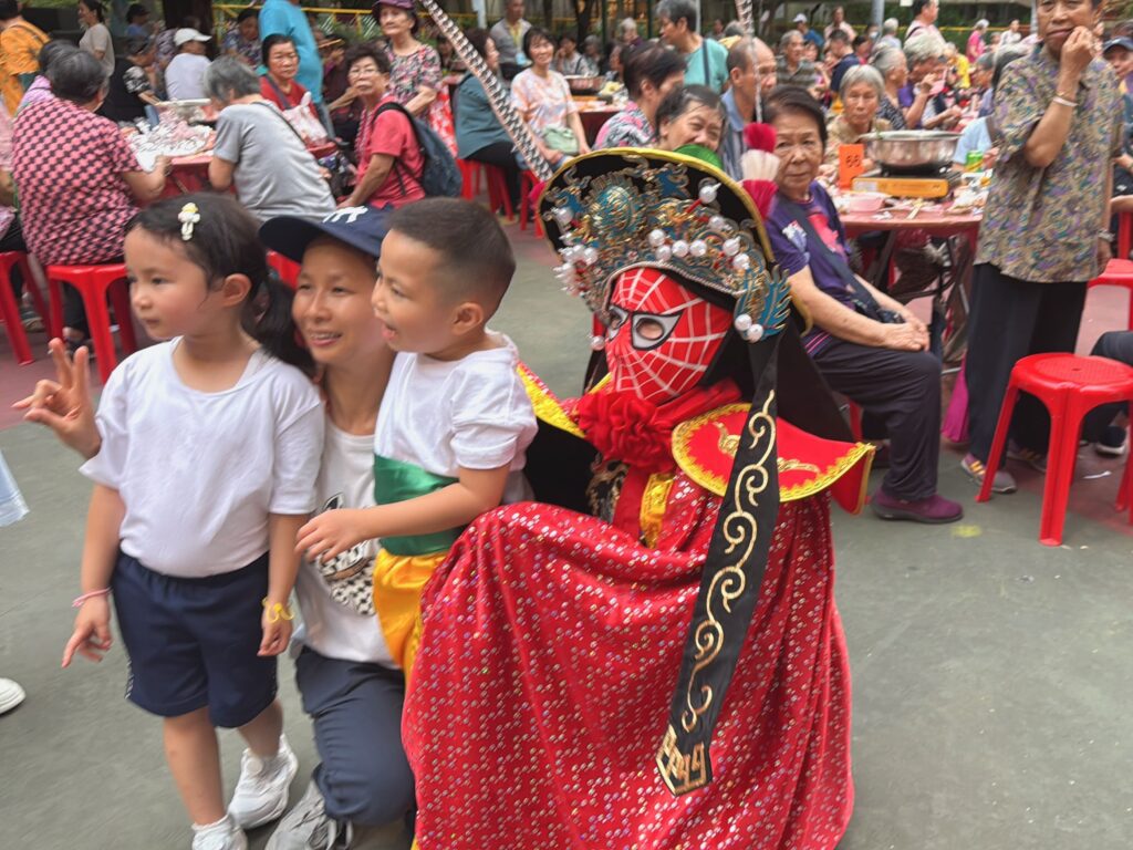 在香港這座城市,藝術與文化每天都在碰撞、交融,但要在眾多表演者中脫穎而出,絕非易事。今天要介紹的這位人物,不但在武術界打下一片天,更將中國傳統的川劇變臉,融合魔術與武術,創造出別具一格的嶄新表演形式,她就是何詠妍師傅,一位真正讓觀眾「睇到目定口呆」的美女變臉大師。