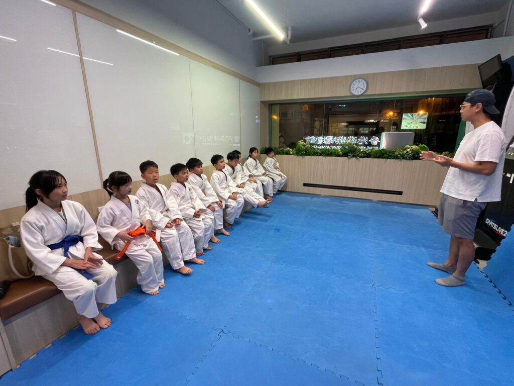 在許多人眼中,運動員的形象總是堅毅、果斷、充滿力量。但連敬峰(連Sir)的人生故事告訴我們,真正的強大,不只是來自體能的鍛鍊,更是來自心靈在風雨中仍選擇前行的決心。