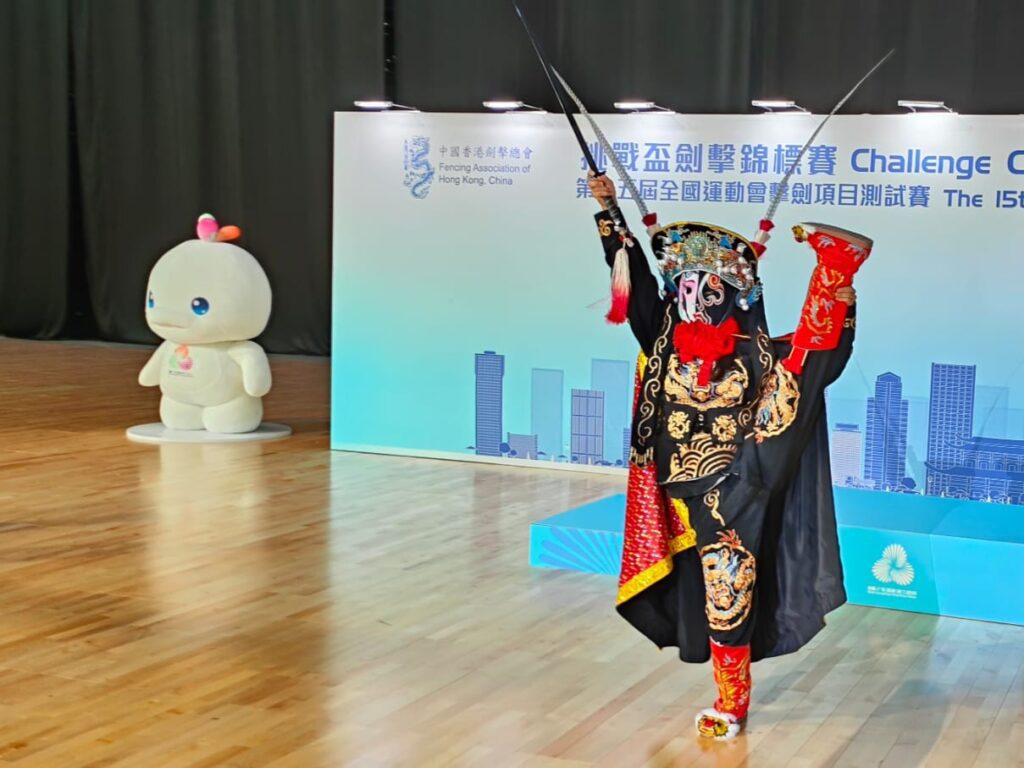 在香港這座城市,藝術與文化每天都在碰撞、交融,但要在眾多表演者中脫穎而出,絕非易事。今天要介紹的這位人物,不但在武術界打下一片天,更將中國傳統的川劇變臉,融合魔術與武術,創造出別具一格的嶄新表演形式,她就是何詠妍師傅,一位真正讓觀眾「睇到目定口呆」的美女變臉大師。
