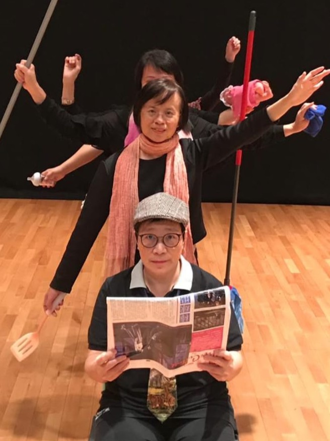 對黃艷珍女士來說,退休不是一段空白,而是一段重新認識自己的旅程。她形容自己年輕時性格安靜、不擅表達,習慣把情緒藏在心裡。成長環境讓她較少主動發聲,但這樣的她,在退休後,竟踏進社區活動、參與義工訓練,甚至走上戲劇舞台,展現出截然不同的一面。
