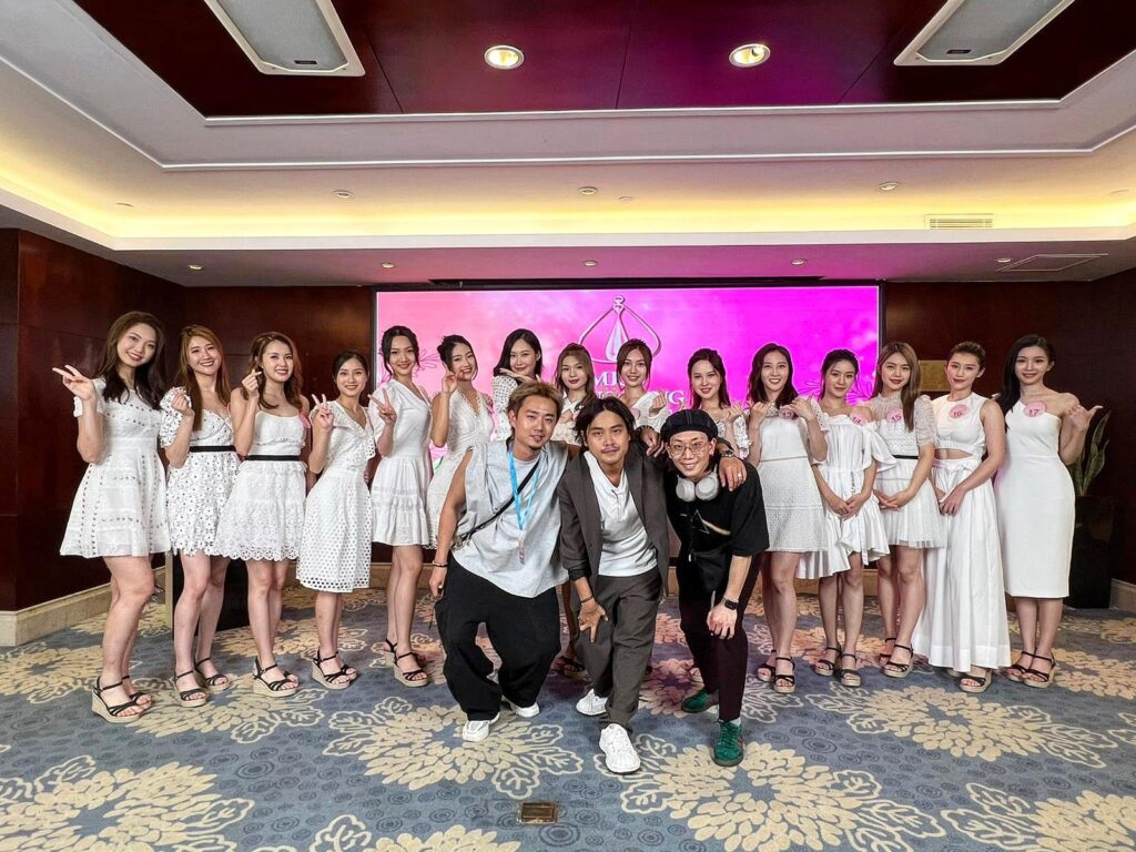 Rick 說他從小就喜歡「靚」,尤其是頭髮。「我小學時已經開始 GEL 頭,因為我發現漂亮的髮型可以令我開心,自信,甚至讓人看見我不一樣的氣場。」這樣的喜好,從來不是一時興起。Rick 記得自己從小學升上初中時,對髮型的要求越來越高,不再滿足於家長帶他去的快剪店,他開始主動尋找髮型師,只為剪一個「真正屬於自己」的髮型。