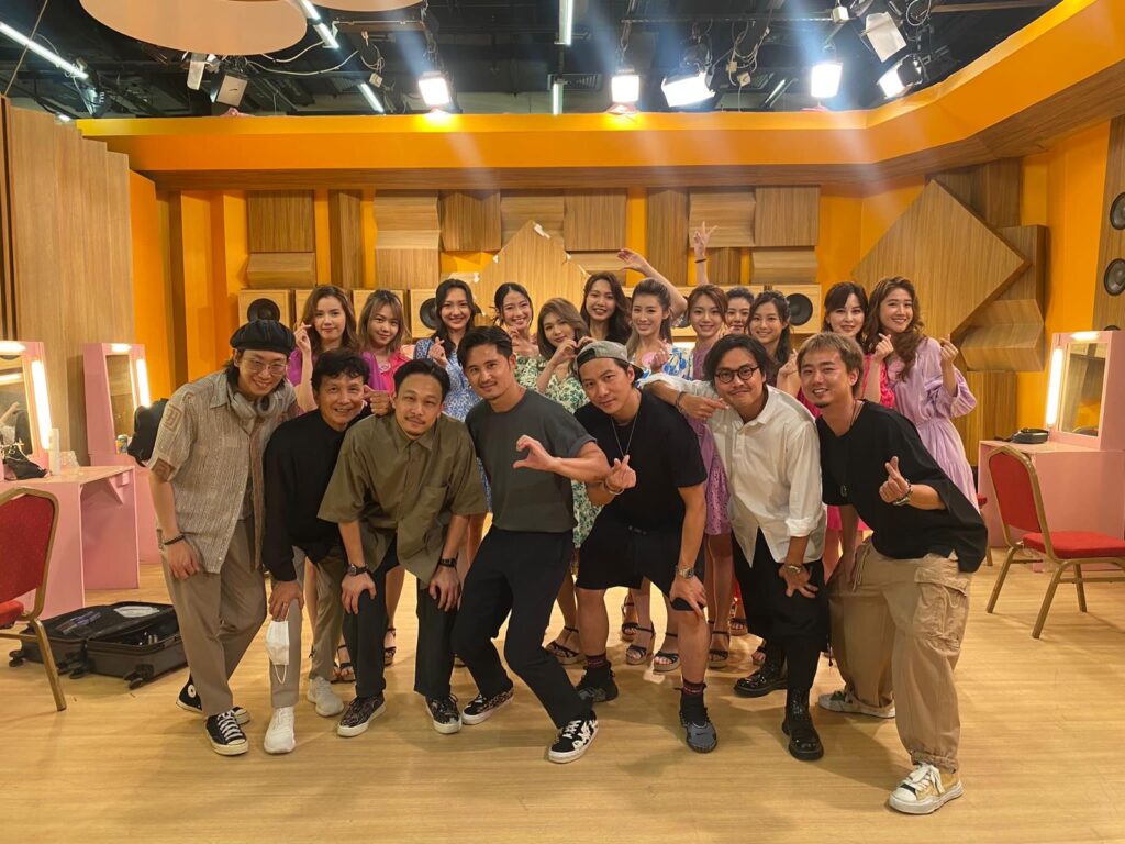 Rick 說他從小就喜歡「靚」,尤其是頭髮。「我小學時已經開始 GEL 頭,因為我發現漂亮的髮型可以令我開心,自信,甚至讓人看見我不一樣的氣場。」這樣的喜好,從來不是一時興起。Rick 記得自己從小學升上初中時,對髮型的要求越來越高,不再滿足於家長帶他去的快剪店,他開始主動尋找髮型師,只為剪一個「真正屬於自己」的髮型。