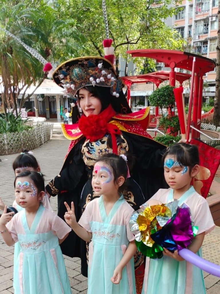 在香港這座城市,藝術與文化每天都在碰撞、交融,但要在眾多表演者中脫穎而出,絕非易事。今天要介紹的這位人物,不但在武術界打下一片天,更將中國傳統的川劇變臉,融合魔術與武術,創造出別具一格的嶄新表演形式,她就是何詠妍師傅,一位真正讓觀眾「睇到目定口呆」的美女變臉大師。