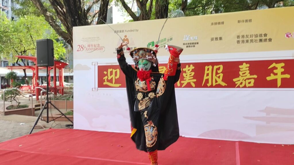 在香港這座城市,藝術與文化每天都在碰撞、交融,但要在眾多表演者中脫穎而出,絕非易事。今天要介紹的這位人物,不但在武術界打下一片天,更將中國傳統的川劇變臉,融合魔術與武術,創造出別具一格的嶄新表演形式,她就是何詠妍師傅,一位真正讓觀眾「睇到目定口呆」的美女變臉大師。