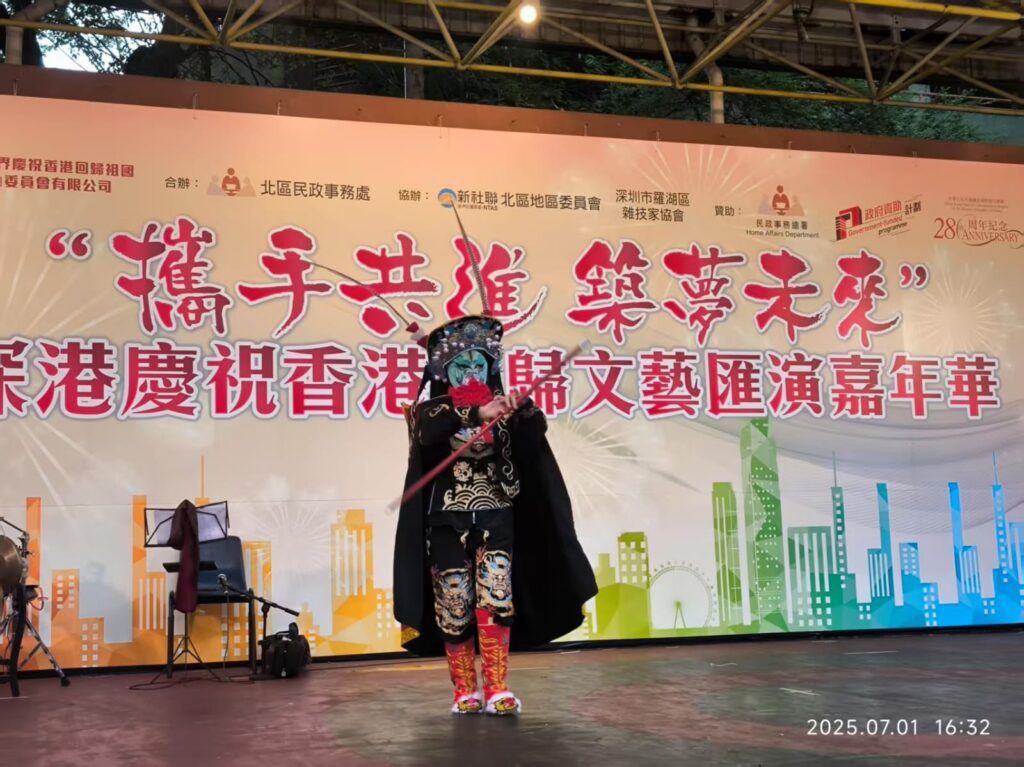 在香港這座城市,藝術與文化每天都在碰撞、交融,但要在眾多表演者中脫穎而出,絕非易事。今天要介紹的這位人物,不但在武術界打下一片天,更將中國傳統的川劇變臉,融合魔術與武術,創造出別具一格的嶄新表演形式,她就是何詠妍師傅,一位真正讓觀眾「睇到目定口呆」的美女變臉大師。