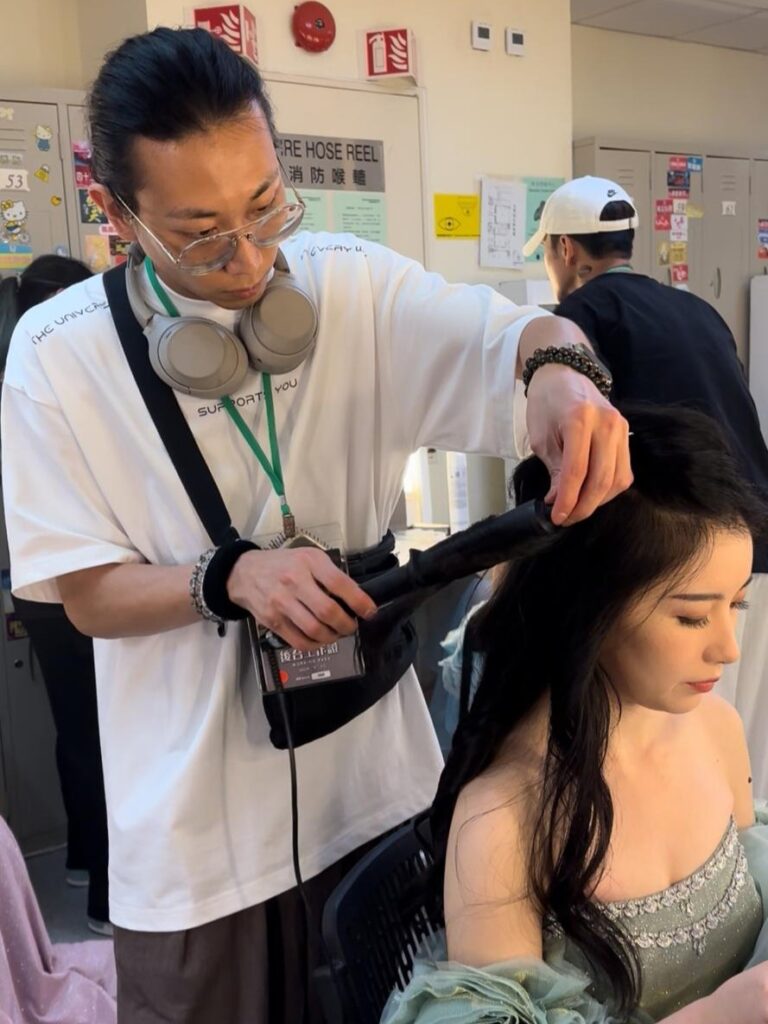 有些人做髮型,是為了潮流;有人,是為了生意;而對 Rick 來說,這是一場人生與藝術的修行。從一個拿著假髮練習的年輕人,到走進香港頂級旗艦店的專業髮型師,他走過的每一步,都不容易。但正是這些過程,讓他比別人更早看清一件事——會剪頭髮,不等於懂得服務人。