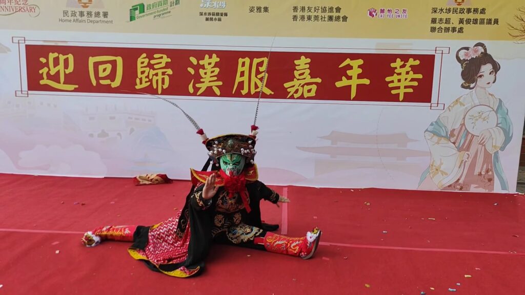 在香港這座城市,藝術與文化每天都在碰撞、交融,但要在眾多表演者中脫穎而出,絕非易事。今天要介紹的這位人物,不但在武術界打下一片天,更將中國傳統的川劇變臉,融合魔術與武術,創造出別具一格的嶄新表演形式,她就是何詠妍師傅,一位真正讓觀眾「睇到目定口呆」的美女變臉大師。