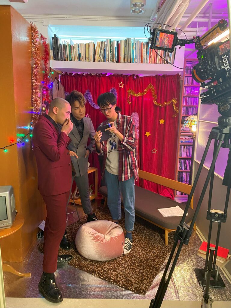 「不是每次都能直走,有時轉一個彎,反而看見新的風景。」疫情那幾年,很多人的生活都停了下來。工作少了、演出取消了、拍攝延期了,整個演藝圈像被按下暫停鍵。但祈峯沒有停。他選擇轉彎。這條路不是他預計的,但他走得踏實,也走出了新的方向。