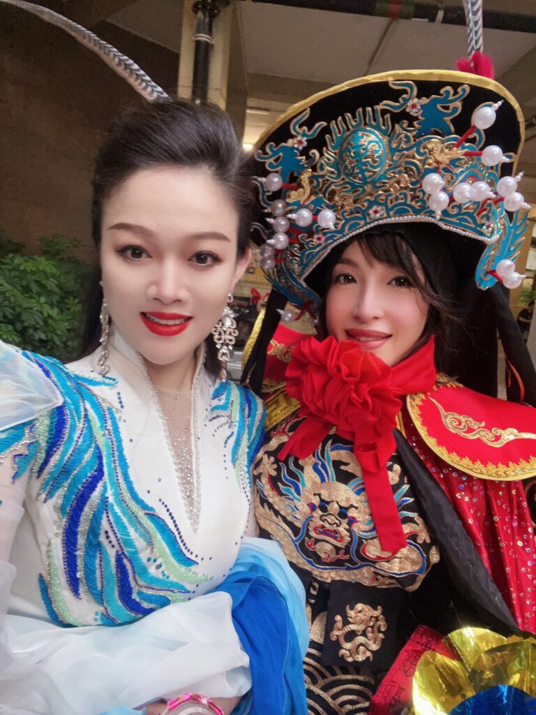 在香港這座城市,藝術與文化每天都在碰撞、交融,但要在眾多表演者中脫穎而出,絕非易事。今天要介紹的這位人物,不但在武術界打下一片天,更將中國傳統的川劇變臉,融合魔術與武術,創造出別具一格的嶄新表演形式,她就是何詠妍師傅,一位真正讓觀眾「睇到目定口呆」的美女變臉大師。