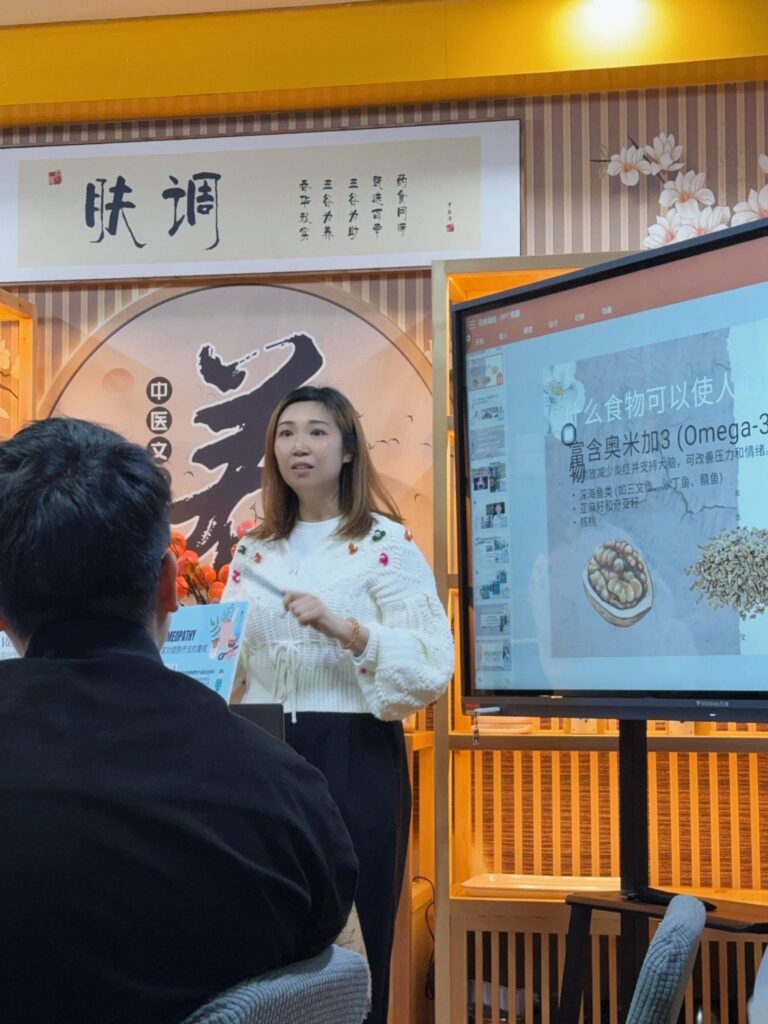 有些故事的開始,並不轟烈,卻深刻。對陳詩敏小姐(Kanas)而言,生命中一次真正的轉變,來自於爺爺年老生病時的一段經歷。那是一段看似平凡的照顧歷程,卻悄悄地,為她的人生打開了新的方向。