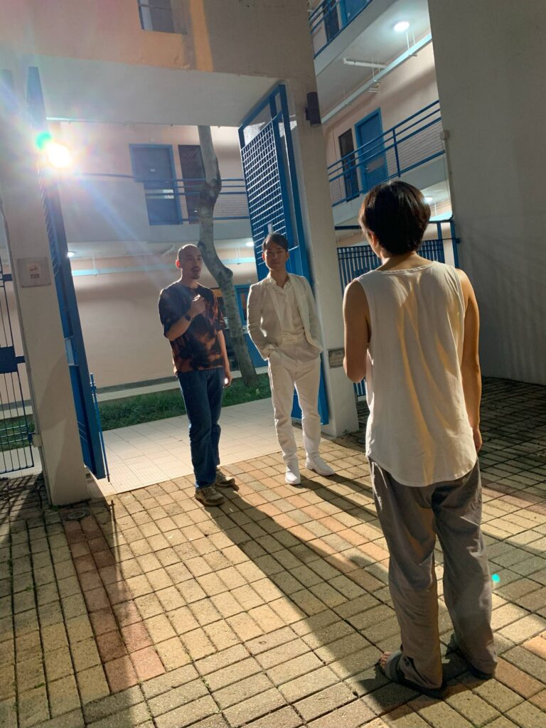 「不是每次都能直走,有時轉一個彎,反而看見新的風景。」疫情那幾年,很多人的生活都停了下來。工作少了、演出取消了、拍攝延期了,整個演藝圈像被按下暫停鍵。但祈峯沒有停。他選擇轉彎。這條路不是他預計的,但他走得踏實,也走出了新的方向。