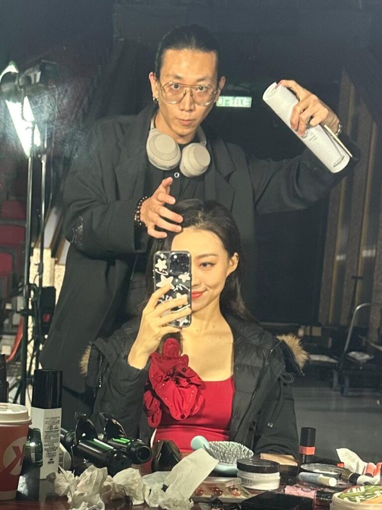 有些人做髮型,是為了潮流;有人,是為了生意;而對 Rick 來說,這是一場人生與藝術的修行。從一個拿著假髮練習的年輕人,到走進香港頂級旗艦店的專業髮型師,他走過的每一步,都不容易。但正是這些過程,讓他比別人更早看清一件事——會剪頭髮,不等於懂得服務人。