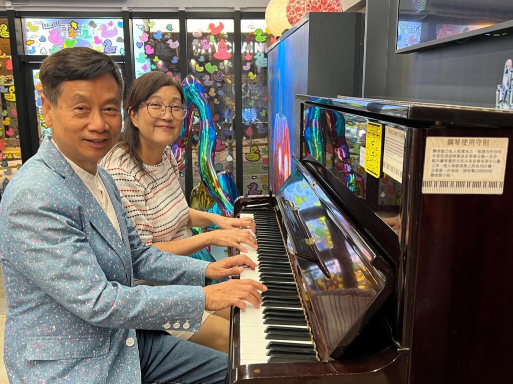 很多人認識古學俊博士，是因為他後來在大學教教育課程，也參與政策討論。但在這之前，他曾在教育署工作，是質素保證處的一員。那段時間，他走訪了無數間中小學，觀課、對話、審閱資料，接觸最多的不是數據，而是人。他說：「我當時的角色，是去學校了解他們怎樣教書，學生怎樣學習。他們遇到什麼問題？有沒有空間可以改善？這些是我們最關心的。」