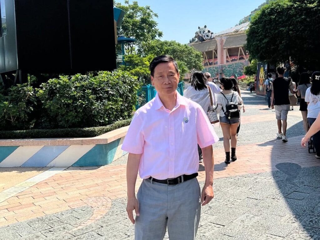 很多人認識古學俊博士，是因為他後來在大學教教育課程，也參與政策討論。但在這之前，他曾在教育署工作，是質素保證處的一員。那段時間，他走訪了無數間中小學，觀課、對話、審閱資料，接觸最多的不是數據，而是人。他說：「我當時的角色，是去學校了解他們怎樣教書，學生怎樣學習。他們遇到什麼問題？有沒有空間可以改善？這些是我們最關心的。」