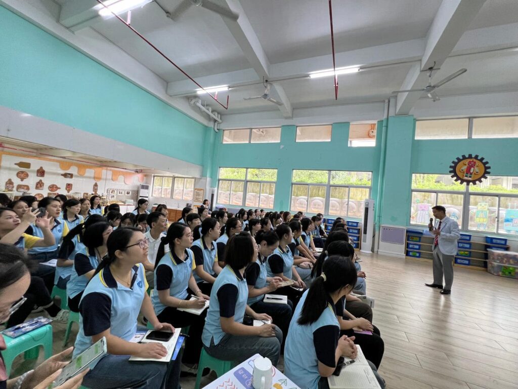 七十年代的香港,經濟開始起飛,城市正在轉型,教育制度也在不斷發展。對當時的教師而言,教書不只是工作,更是一份責任與信念。古學俊博士,就是在那樣的年代投身教育。他由中學教師開始,教學生涯超過數十年,從基層到高等教育,但他從未忘記最初站在課室前的那段時光。