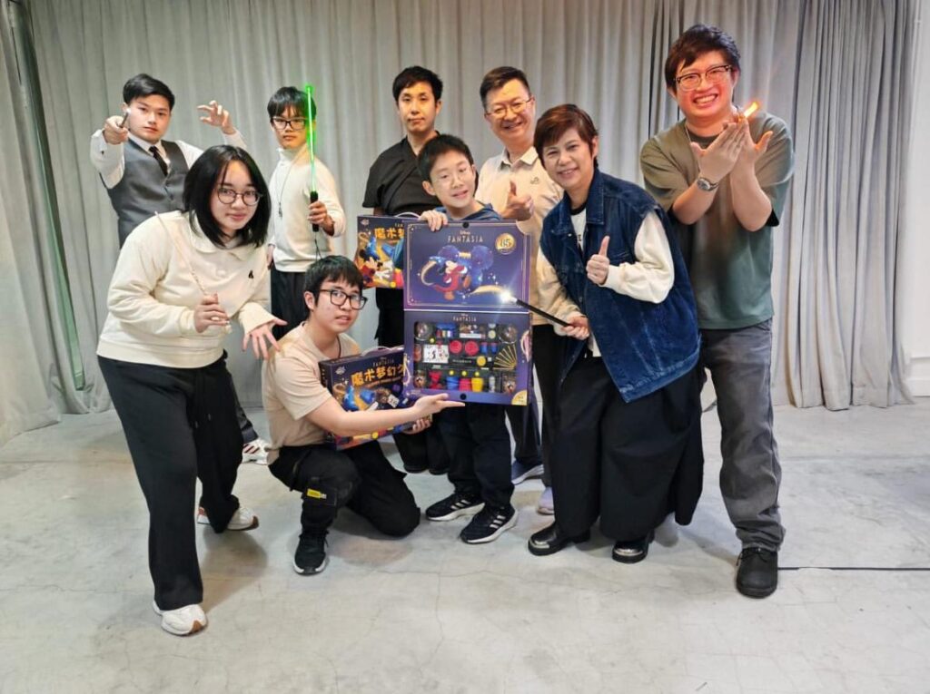 「退休後,我不想浪費自己一生的教育經驗。」年過六旬的黃偉明副校長,語氣堅定。他曾在教育界服務數十載,退下講台後,並沒有選擇歇息,反而展開另一段更具創意與溫度的教學生涯。