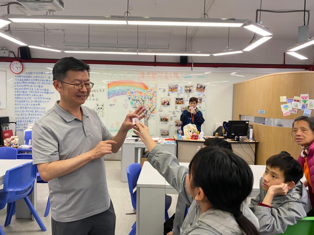 「我是一個害羞、內向、不擅長讀書的人。」黃偉明副校長在訪問一開始這樣說。但正是這樣一位看似平凡的老師,卻在三十七年的教學生涯中,照亮了無數學生的生命,更跨越山河,把愛與希望帶到中國偏遠山區。