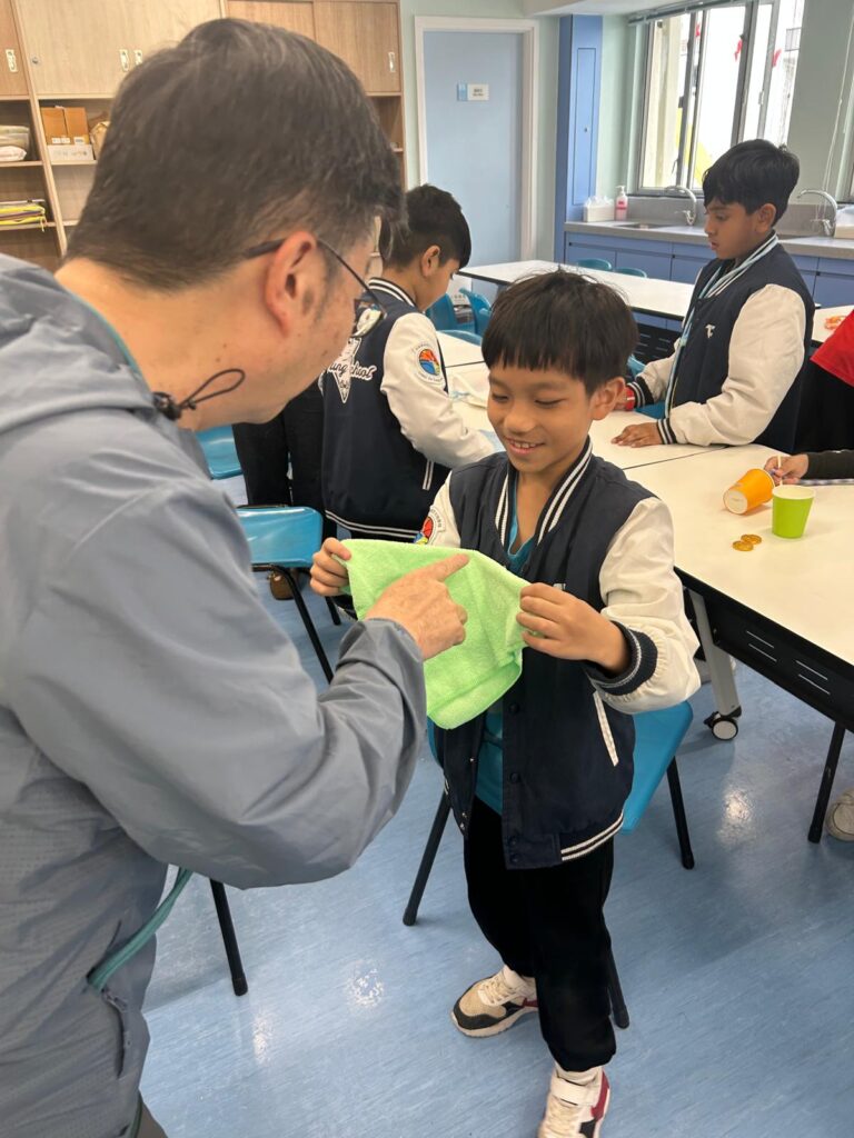 「退休後，我不想浪費自己一生的教育經驗。」年過六旬的黃偉明副校長，語氣堅定。他曾在教育界服務數十載，退下講台後，並沒有選擇歇息，反而展開另一段更具創意與溫度的教學生涯。