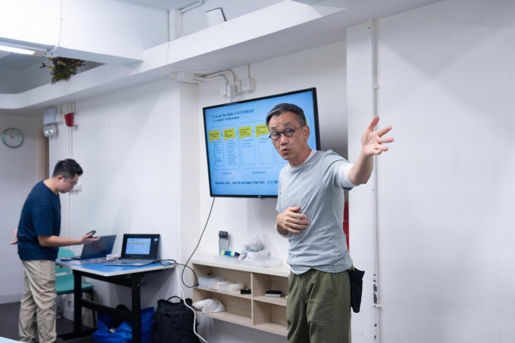 學習,是一件終身都值得追求的事。這句話,對於創玩空間的陳志華(Johnny)來說,不只是一句口號,更是他日常生活與工作的寫照。