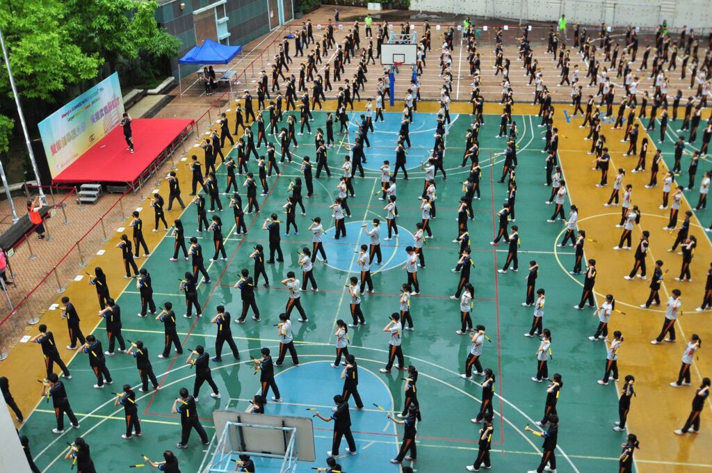 在香港，有一位默默耕耘多年、憑著一根雙節棍凝聚無數青少年力量的武術師傅——劉萬梁。他不是從小就被家人鼓勵學習功夫，更不是一帆風順地走上武術傳承之路。相反，他的故事，是一段從家庭質疑到堅持追夢，最終以行動答覆質疑的歷程。