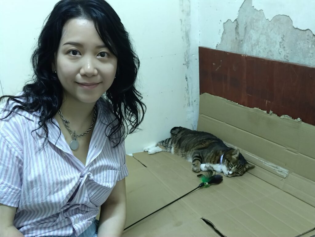 在這個資訊爆炸、情緒易動的時代,我們都在尋找一種平靜,一種能讓內心安穩下來的力量。李嘉勳小姐,一位能量產品設計師,憑著對生命的敏銳觀察與深切關懷,走進了這條看似抽象卻極具實證意義的路——能量產品的創作與推廣。