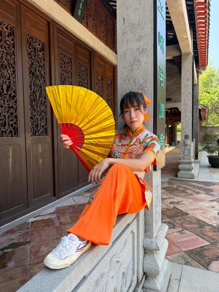 「少林女俠」何詠妍,一位走過少林寺、穿梭在中港兩地之間的年輕女生,既是習武之人,也是近年在演藝圈嶄露頭角的香港武打女星。她的路並不簡單,從武術比賽走到電視與電影的鏡頭前,每一步都來自努力和堅持。外表溫婉、內心堅毅,她以少林功夫為起點,慢慢走出屬於自己的舞台。無論是在武術場上比拼,還是在片場中演出,她都用實力與真誠,一步步累積自己的作品與經驗。