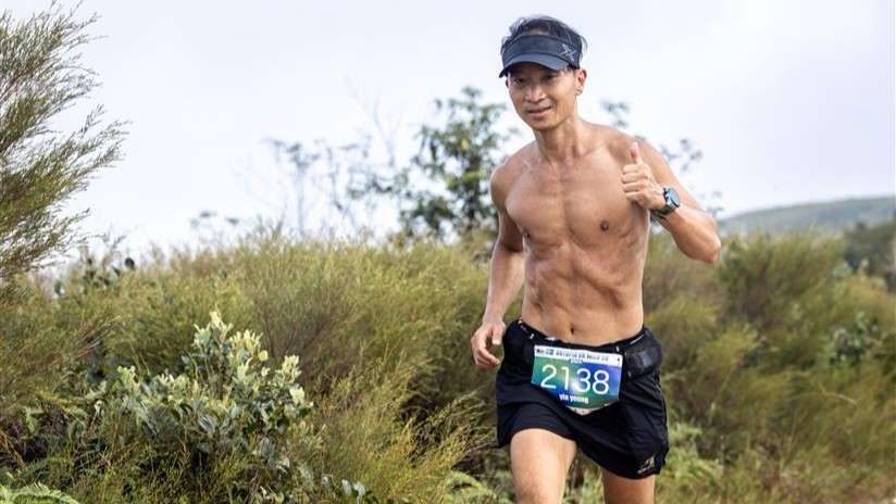 有些人追夢，是一場壯闊的遠征；有些人追夢，卻是一步步踏實地走著，回頭一看，才發現原來早已走在夢想的正中心。Gymer Factory楊志賢教練（賢教練），現職健身與泰拳教練，過去曾從事平面設計多年，在中年時毅然轉職，選擇投身體育與教學的世界。這條路，不是他一開始就精心規劃的，但每一步的累積，卻讓他走出了一條屬於自己的方向。