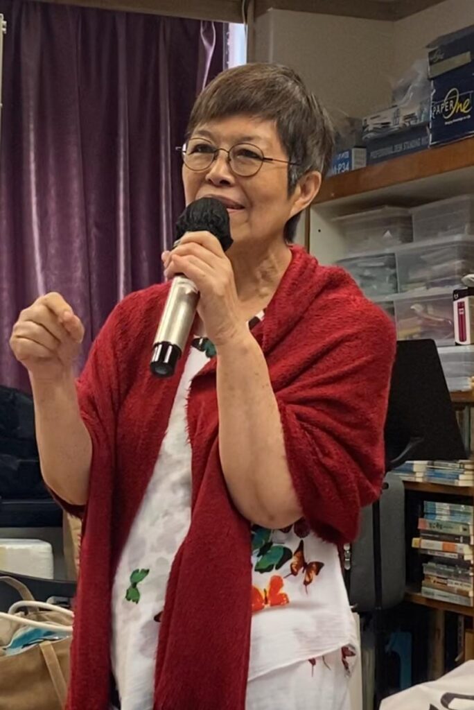 如果你有幸遇見梁潔明,你很難相信她曾經歷過如此沉重與痛楚。她笑起來時,像個孩子般天真;她說話時,像一位導師般智慧。從「Kitty」到「Happy 媽」,這個名字的轉變,不只是對過去的告別,更是一種對未來的承諾。「我不是因為人生順利才叫 Happy,而是我決定要快樂地活下去。」她說。