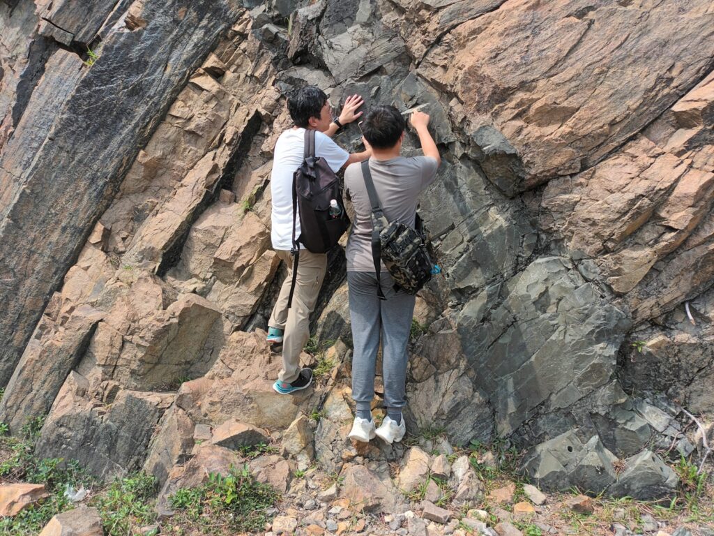 在很多人眼中，法律人總是西裝筆挺、理性冷靜，但馮健華律師（Franky）卻讓人看到另一個可能——一位懂得用心感受世界、喜歡分享知識、樂於陪伴別人走一段路的法律人。