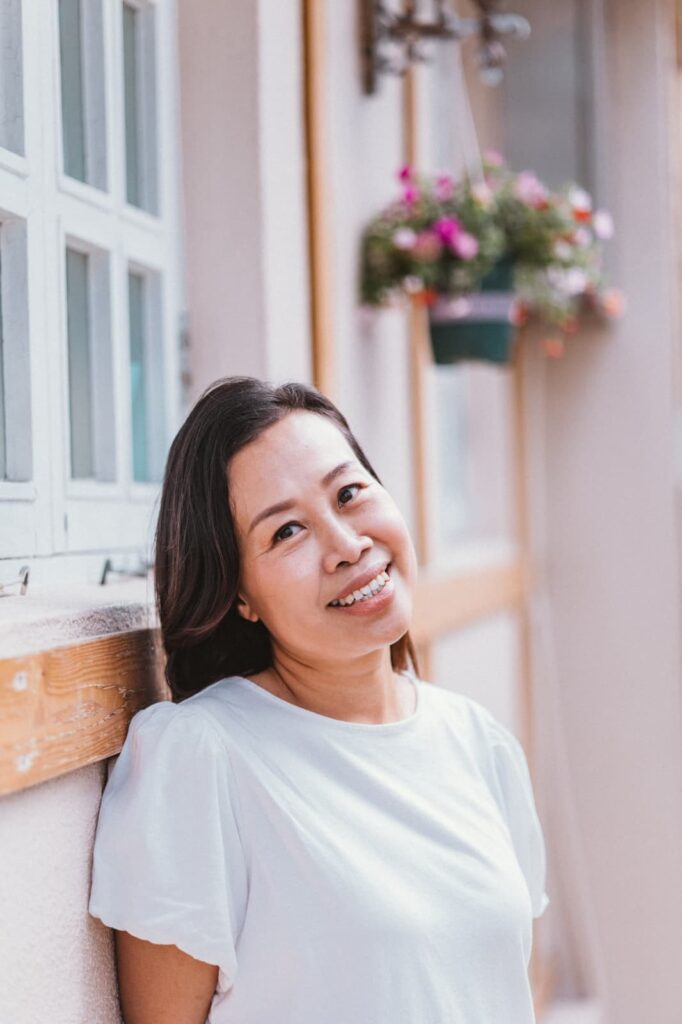 「有時候,只是一句多謝,就足以讓人覺得自己做了一件很有意義的事。」馮思馻(Siyana)說著語調平靜卻有力量。從學生時代開始接觸義工服務,到今天超過二十年的堅持與實踐,Siyana從未把義工當成一種任務,而是一種與人連結、用心陪伴的方式。這段旅程中,她不僅見證了社會的變遷,也更深刻體會到「服務」的真正涵義。
