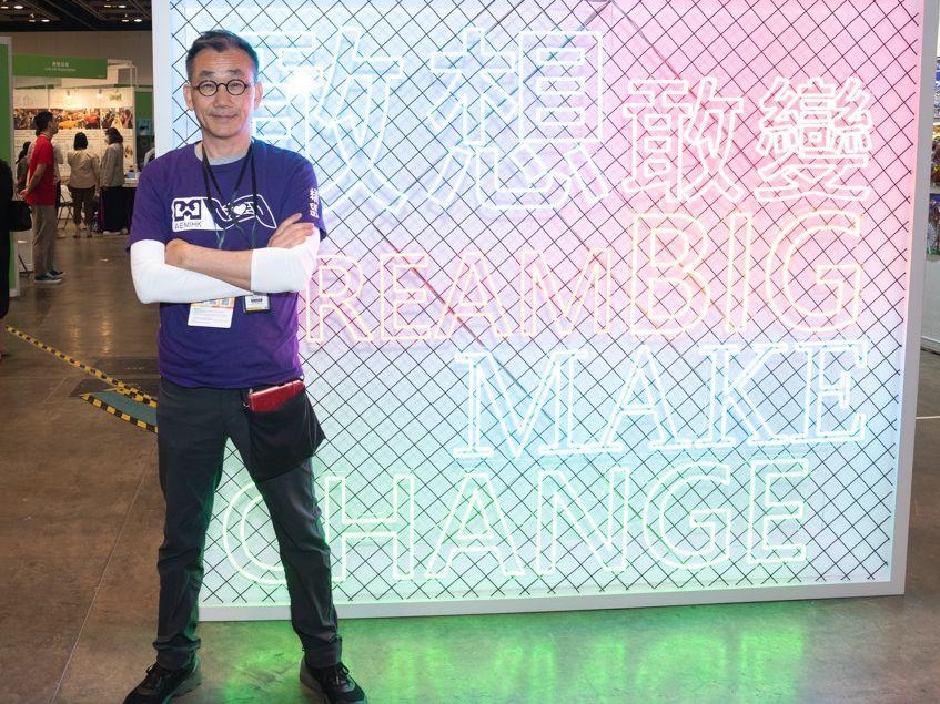 學習，是一件終身都值得追求的事。這句話，對於創玩空間的陳志華（Johnny）來說，不只是一句口號，更是他日常生活與工作的寫照。