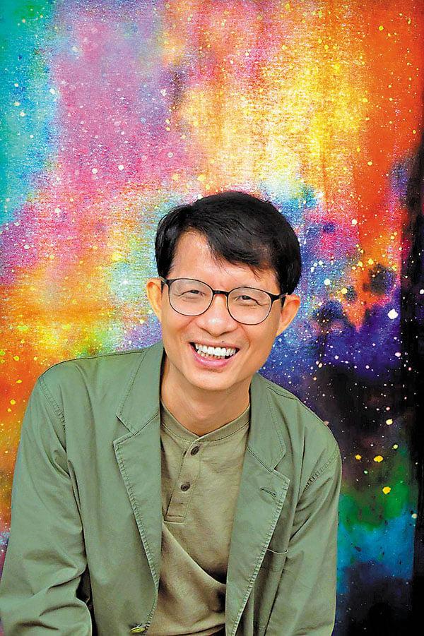 「我不是輔導員,而是善用社群,同頻共振,去陪伴傷痛的心。」他說,自在社畢業學員,有共同理念和工具,經歷考驗,許多成為好友,持續真摯互撐,細水長流。華山老師欣賞傳統單對單深度輔導模式,同時,人數有限,難以持續支援大量水深火熱的市民:「集體共修,比較溫馨和生活化,容易接受,不會將案主標籤和病理化。」