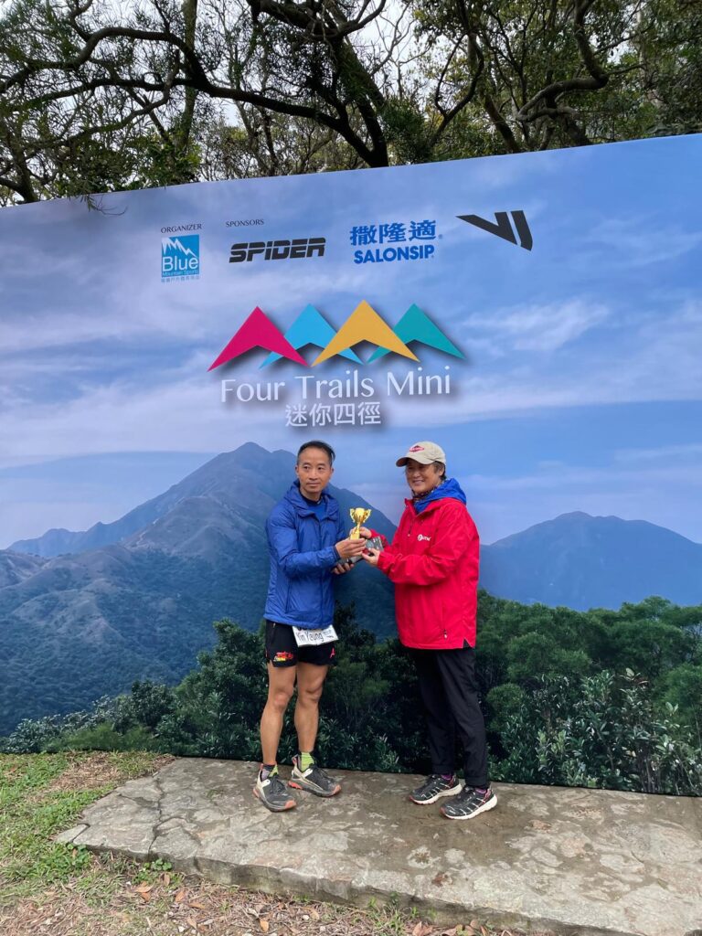 有些人追夢，是一場壯闊的遠征；有些人追夢，卻是一步步踏實地走著，回頭一看，才發現原來早已走在夢想的正中心。Gymer Factory楊志賢教練（賢教練），現職健身與泰拳教練，過去曾從事平面設計多年，在中年時毅然轉職，選擇投身體育與教學的世界。這條路，不是他一開始就精心規劃的，但每一步的累積，卻讓他走出了一條屬於自己的方向。