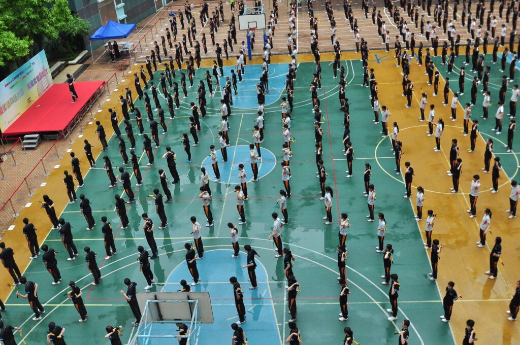 在香港,一提起雙節棍,許多人仍然滿腦疑問:「香港有地方學雙節棍嗎?」「雙節棍是不是犯法的?」「去哪裡買雙節棍?」這些問題,劉萬梁師傅已經聽了無數次。但他沒有被這些質疑打敗,反而用行動一步步證明:雙節棍不只是武術,更是文化、教育、人生歷程的可能性。