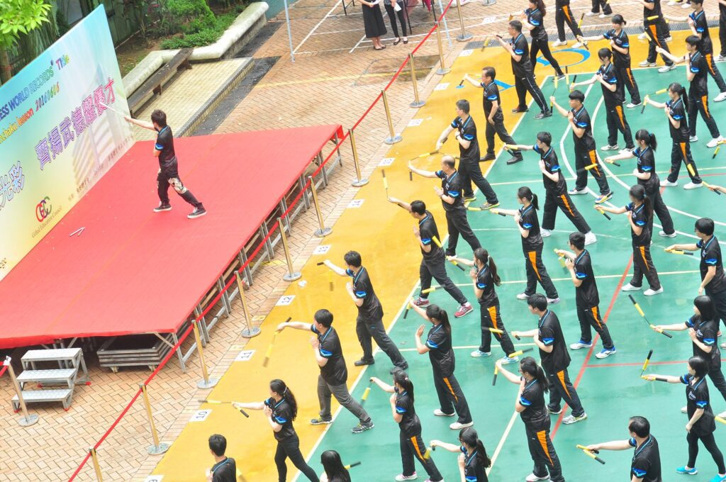 在香港,有一位默默耕耘了十六年的武術推廣者,將一對看似簡單的雙節棍,打造成一項承載中華文化精神的運動。他是香港雙節棍總會的創辦人——劉萬梁師傅。在一次深入訪談中,劉師傅分享了他這些年的努力、堅持與無奈。他的故事,不只是關於武術,更關乎文化的延續與身份的認同。