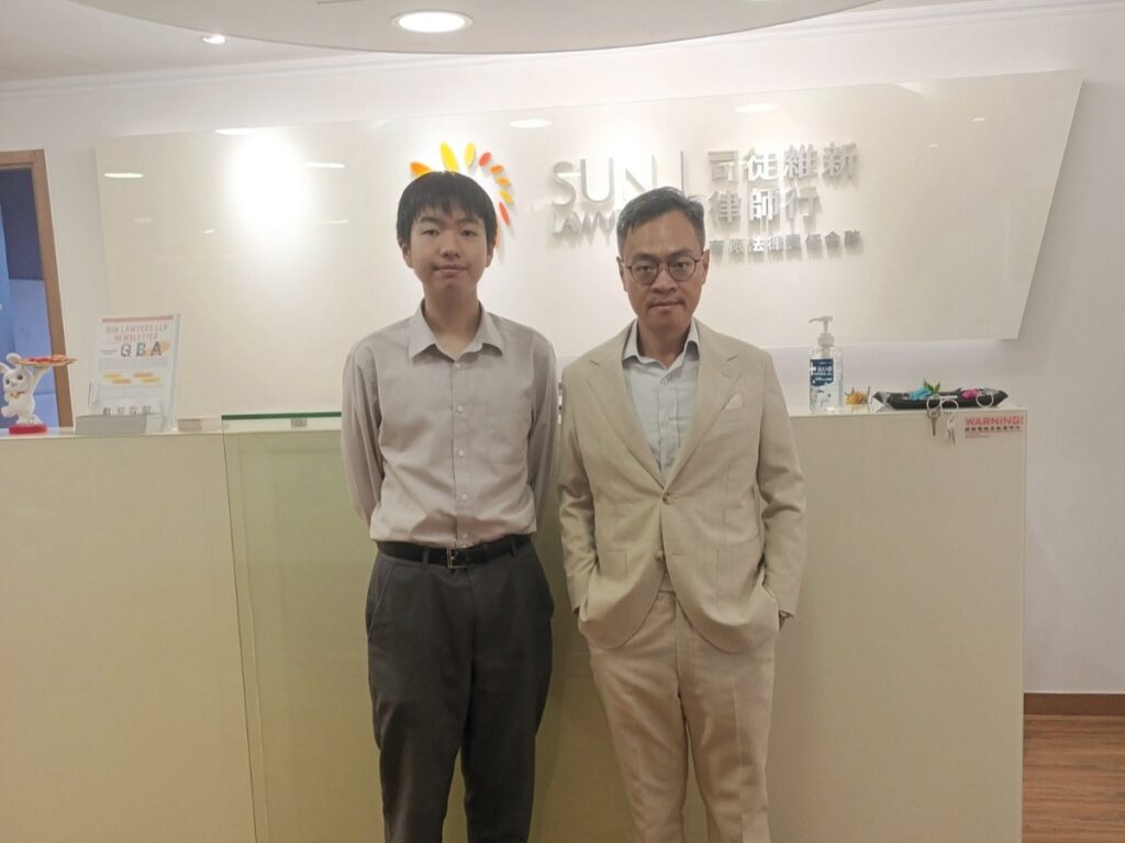 談起律師,很多人會想起法庭、合約、訴訟。但對馮健華律師(Franky)來說,法律不只是職業,更是一種可以幫助他人的工具。他沒有走什麼不一樣的路,只是在同樣的律師崗位上,用心多做了一點,讓更多人能夠接觸到本來遙不可及的法律支援。