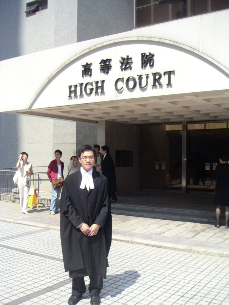 在這個講求效率與成果的社會,我們往往忽略了堅持初心、默默耕耘的人。馮健華律師(Franky)就是這樣一位低調的實踐者。他的故事告訴我們,一個人不一定要一開始就找到理想,但只要心中有夢、有愛,最終都可以走到對的地方。