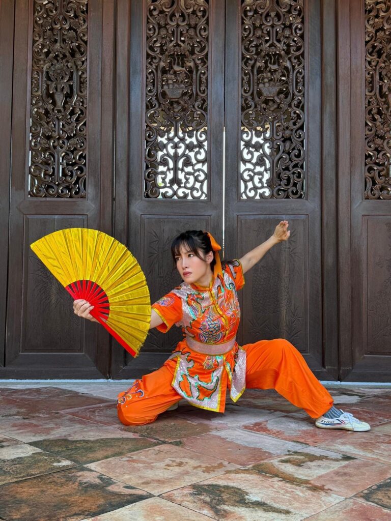 「少林女俠」何詠妍,一位走過少林寺、穿梭在中港兩地之間的年輕女生,既是習武之人,也是近年在演藝圈嶄露頭角的香港武打女星。她的路並不簡單,從武術比賽走到電視與電影的鏡頭前,每一步都來自努力和堅持。外表溫婉、內心堅毅,她以少林功夫為起點,慢慢走出屬於自己的舞台。無論是在武術場上比拼,還是在片場中演出,她都用實力與真誠,一步步累積自己的作品與經驗。