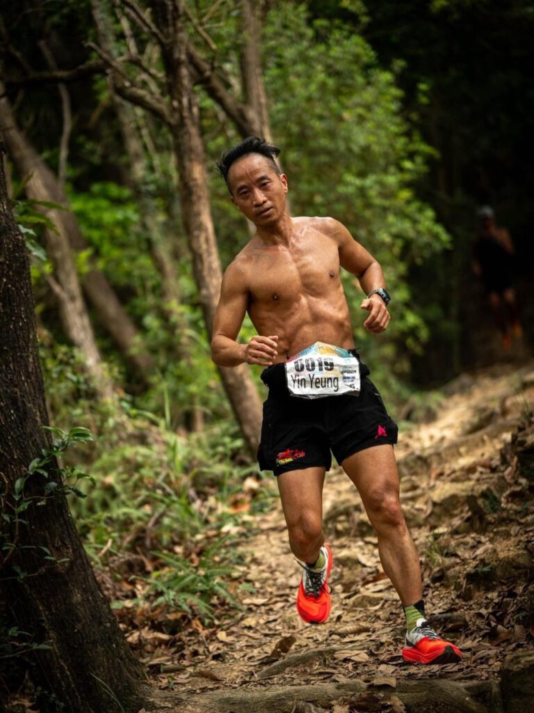 有些人運動,是為了比賽;有些人,是為了健康;而對Gymer Factory楊志賢教練(賢教練)來說,運動是一種和自己相處的方式。從泰拳走到越野跑,從一個不敢脫衣服的中年人,到帶領無數人踏上運動之路的教練,他的歷程沒有華麗的開場,卻踏實地走出了堅持與希望。