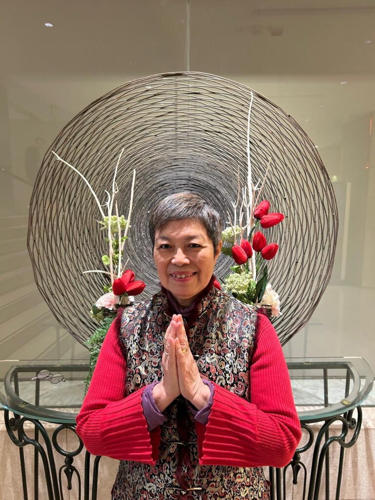 如果你有幸遇見梁潔明,你很難相信她曾經歷過如此沉重與痛楚。她笑起來時,像個孩子般天真;她說話時,像一位導師般智慧。從「Kitty」到「Happy 媽」,這個名字的轉變,不只是對過去的告別,更是一種對未來的承諾。「我不是因為人生順利才叫 Happy,而是我決定要快樂地活下去。」她說。