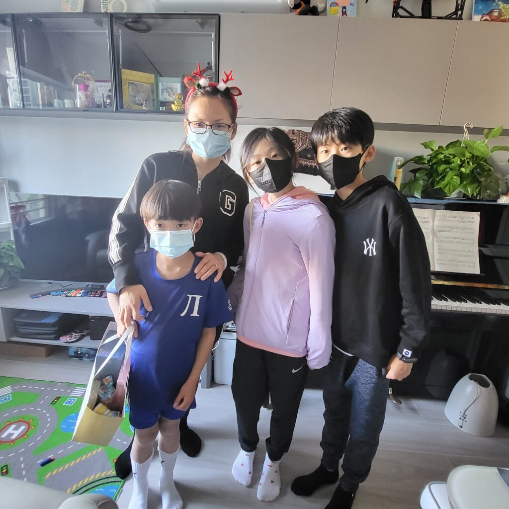 香港這座城市總是快得讓人來不及回神,而在這樣的節奏裡,有些人選擇停下來,伸出雙手去接住那些被忽略的角落。沈詠詩(Quiny),正是一位這樣的人。現任苗圃行動副主席的她,不但身體力行參與義工活動,還將公益的價值深植於家庭中,影響著她的孩子、身邊的朋友,甚至整個社群。她不談高尚理想,只說實際行動,卻讓人聽了心頭一暖。