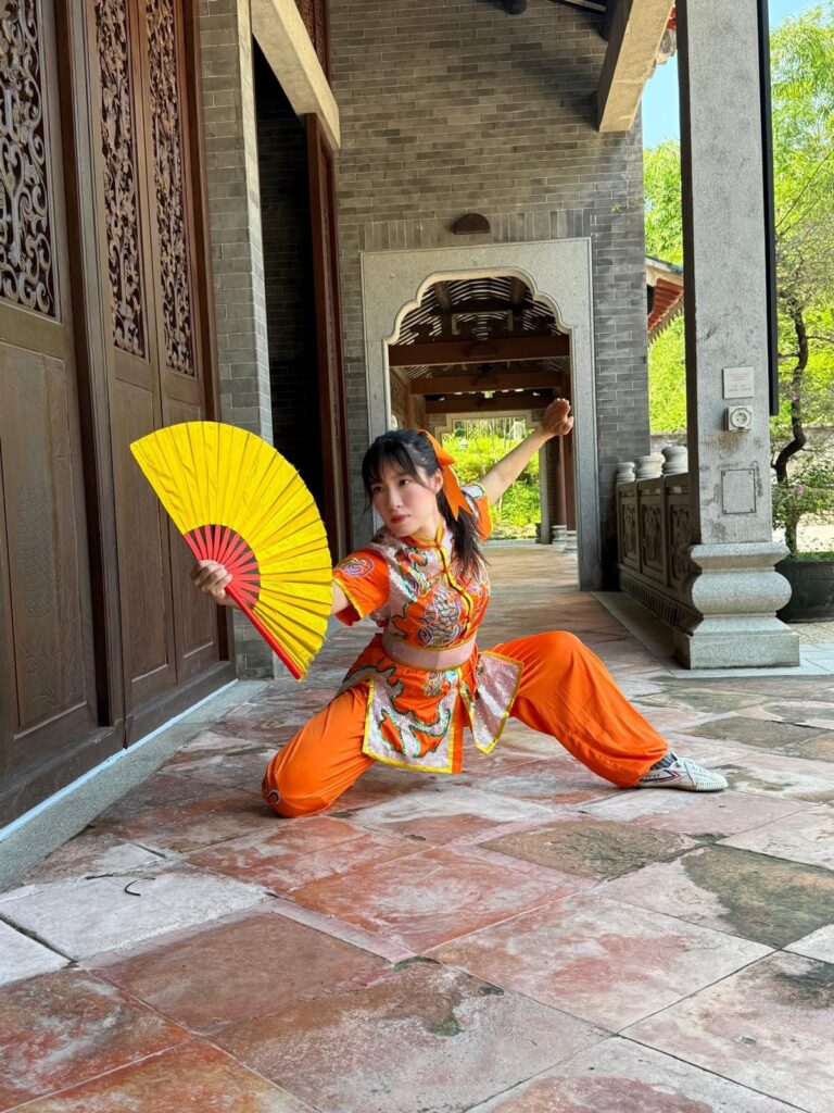「少林女俠」何詠妍,一位走過少林寺、穿梭在中港兩地之間的年輕女生,既是習武之人,也是近年在演藝圈嶄露頭角的香港武打女星。她的路並不簡單,從武術比賽走到電視與電影的鏡頭前,每一步都來自努力和堅持。外表溫婉、內心堅毅,她以少林功夫為起點,慢慢走出屬於自己的舞台。無論是在武術場上比拼,還是在片場中演出,她都用實力與真誠,一步步累積自己的作品與經驗。