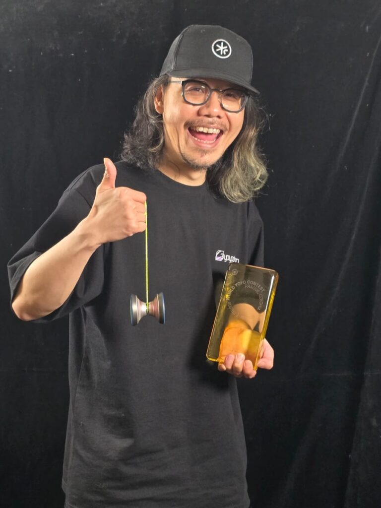 捷克布拉格的世界搖搖大賽上,一位41歲的香港選手在眾多高手之中脫穎而出,奪得40歲以上組別的冠軍。他不是職業運動員,也從沒在世界搖搖大賽內的組別取得冠軍,但他用28年的堅持與熱愛,寫下一段屬於香港人的搖搖傳奇。他就是黃偉鑠,大家熟悉的「阿反」。
