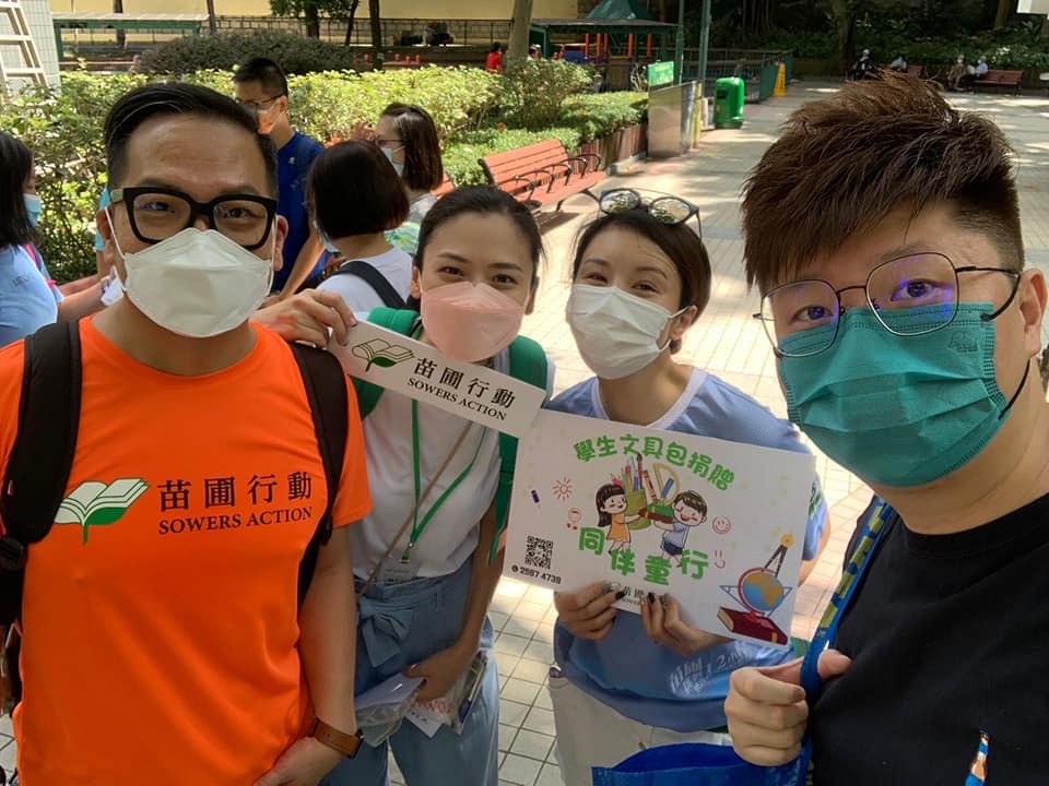 香港這座城市總是快得讓人來不及回神,而在這樣的節奏裡,有些人選擇停下來,伸出雙手去接住那些被忽略的角落。沈詠詩(Quiny),正是一位這樣的人。現任苗圃行動副主席的她,不但身體力行參與義工活動,還將公益的價值深植於家庭中,影響著她的孩子、身邊的朋友,甚至整個社群。她不談高尚理想,只說實際行動,卻讓人聽了心頭一暖。