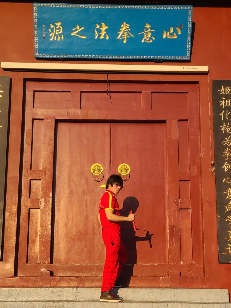 在香港,有一位默默耕耘了十六年的武術推廣者,將一對看似簡單的雙節棍,打造成一項承載中華文化精神的運動。他是香港雙節棍總會的創辦人——劉萬梁師傅。在一次深入訪談中,劉師傅分享了他這些年的努力、堅持與無奈。他的故事,不只是關於武術,更關乎文化的延續與身份的認同。